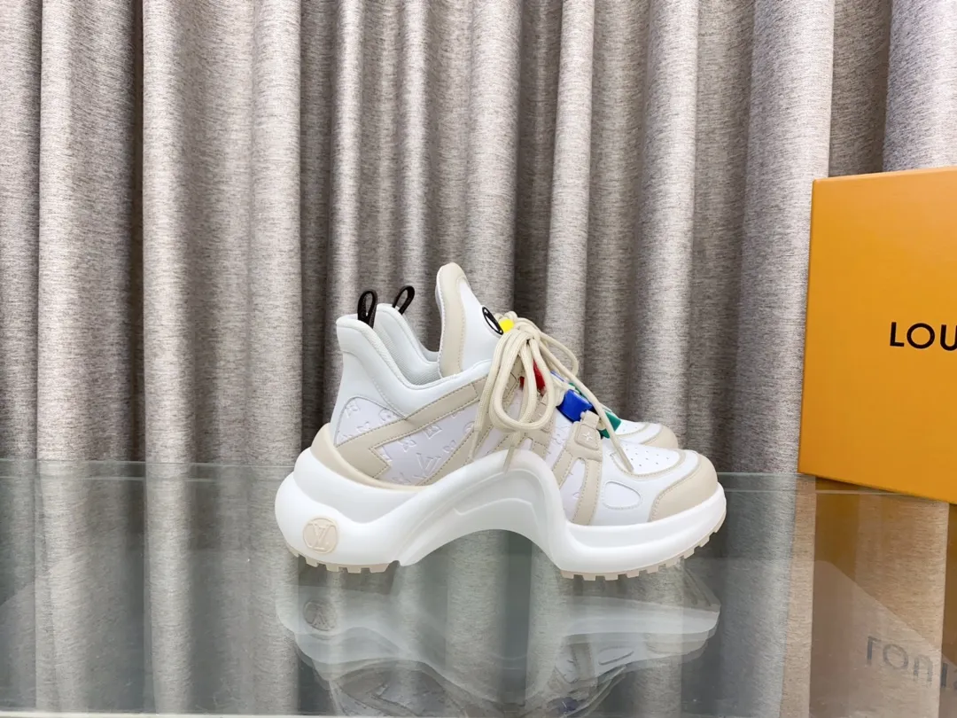 👟👟Ex-factory price 760👟👟 Louis Vuiton·Louis Vuitton 24/ New Chinese Valentine's Day limited edition LV Archlight series arch sole dad shoes casual thick-soled lace-up sneakers top version🔝original purchase, development and production👍🏻 This LV dad shoe features an eye-catching wavy sole and large tongue. It is equipped with a sporty super-elastic running shoe style rubber outsole, which is very eye-catching. It is also combined with a soft and elastic upper made of a variety of high-tech fabrics, making the upper foot comfortable and soft! 🤩 Fabric: Original custom-made first-layer cowhide + technical fabrics Lining: Original imported breathable mesh lining + cowhide foot pads Sole: Original molded correct U-shaped arch outsole Bottom thickness: about 5cm Size: 35-39 (40.41 custom-made, non-refundable)